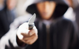 $10 тисяч, Rolex та iPhone: у Києві серед білого дня пограбували чоловіка