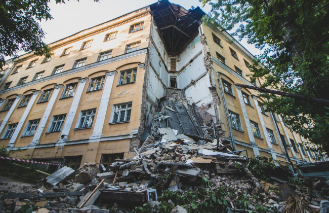 В Печерском районе столицы рухнула стена колледжа: фото
