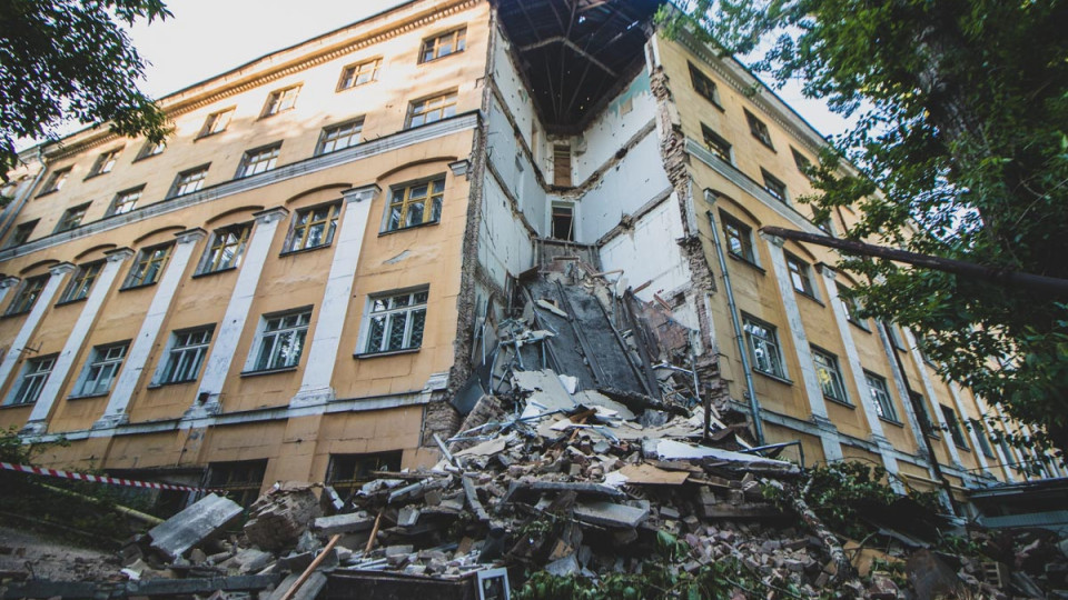 В Печерском районе столицы рухнула стена колледжа: фото