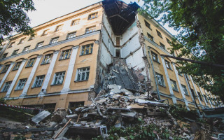 В Печерском районе столицы рухнула стена колледжа: фото