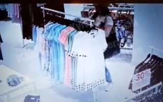 Ловко «работала»: воровка в Киеве попала на видео