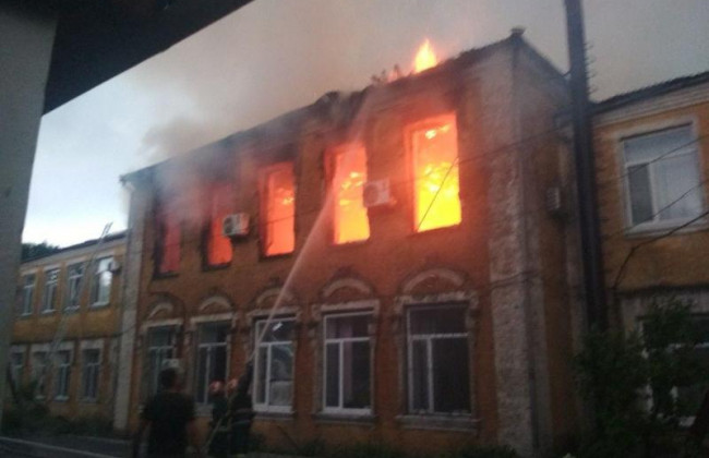 Молния ударила в здание РГА в Кировоградской области: впечатляющие фото