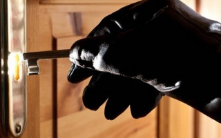 Копи у Києві на гарячому затримали квартирних злодіїв