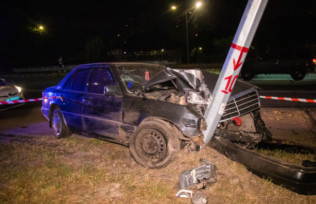 В Киеве парень взял Mercedes своего отца и разбил его о фонарный столб