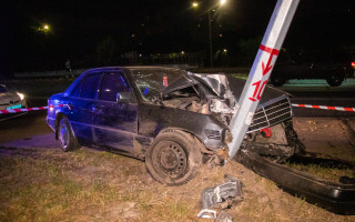 В Киеве парень взял Mercedes своего отца и разбил его о фонарный столб