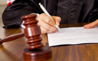 Оскорбляли судью в соцсетях: супружескую пару посадили в тюрьму