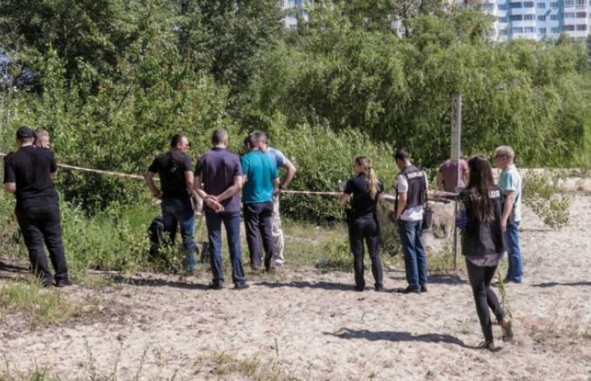 В Киеве на пляже нашли тело мужчины с простреленной головой
