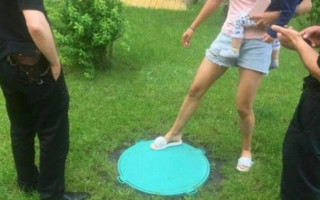 2-летний ребенок провалился в канализационный люк под Киевом