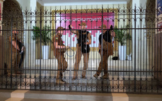 Кінотеатр у Києві захопили рейдери: перші подробиці і фото