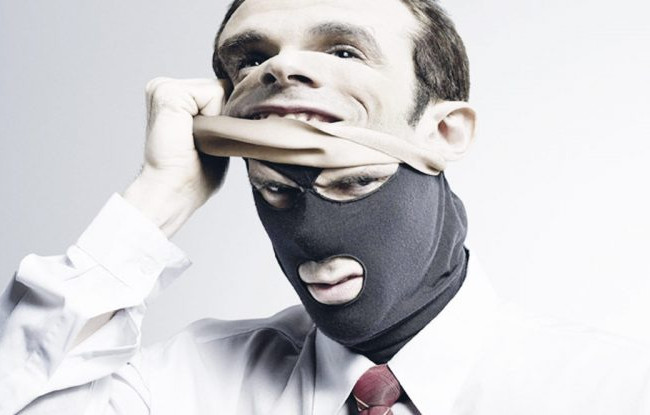 Украинцам рассказали, как уберечься от мошенников: популярные схемы