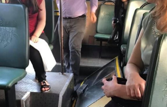 В переполненной маршрутке в Киеве на ходу выпали двери, есть фото