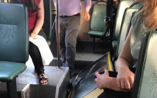 В переполненной маршрутке в Киеве на ходу выпали двери, есть фото