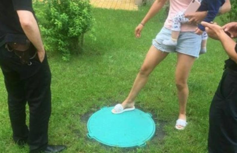 2-летний ребенок провалился в канализационный люк под Киевом