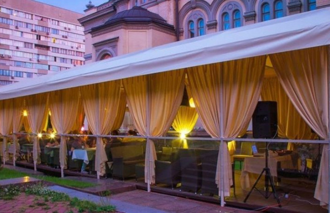 Літні тераси ресторанів масово зносять у Києві: що відбувається