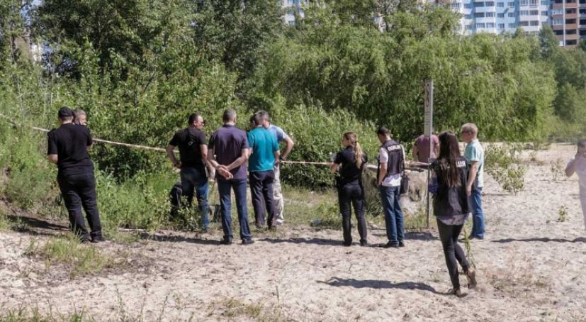 В Киеве на пляже нашли тело мужчины с простреленной головой