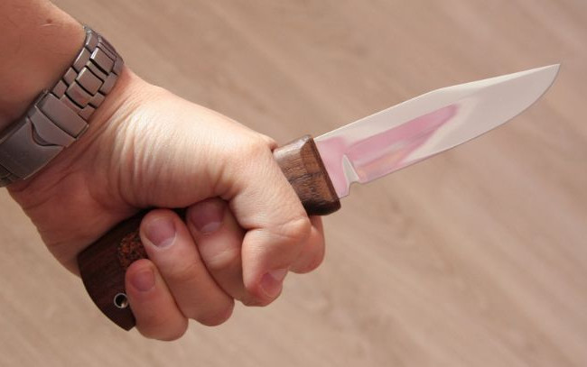 В Киеве на мужчину напали в метро и ударили ножом