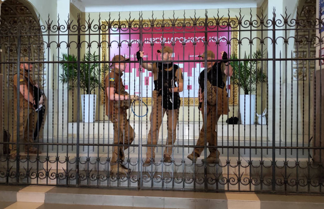 Кінотеатр у Києві захопили рейдери: перші подробиці і фото