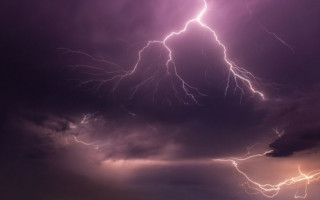 Трагедия под Ровно: молния убила мужчину и его лошадь