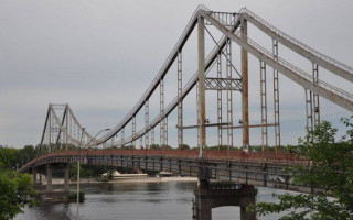 Впала з мосту в Дніпро: у Києві сталася НП