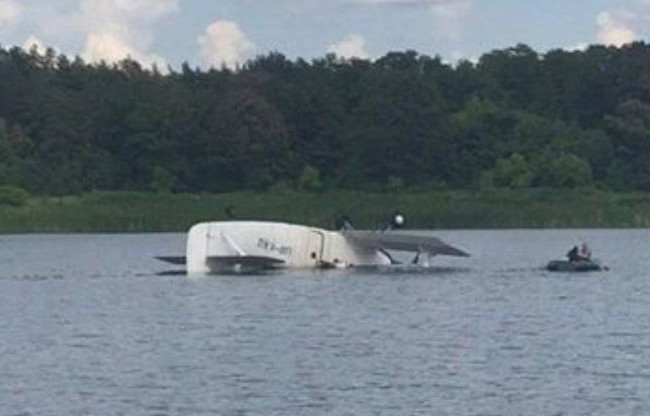 У Києві літак впав у озеро: є постраждалі