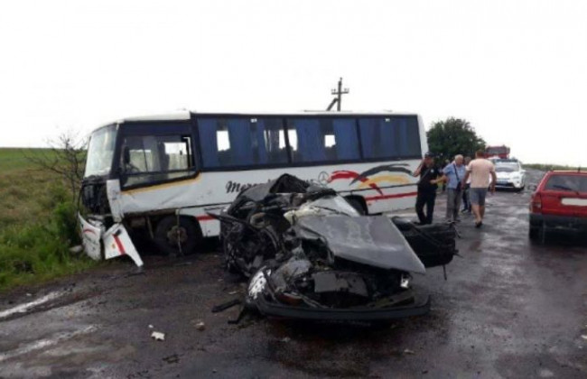 Смертельное ДТП под Ровно: не разминулись маршрутка и легковушка