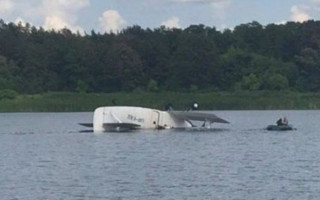 У Києві літак впав у озеро: є постраждалі