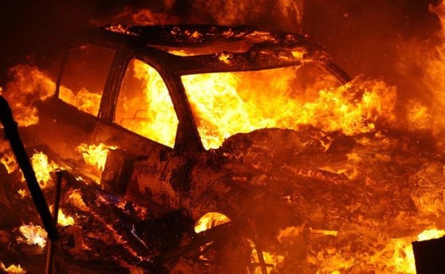 Невідомі на Вінничині спалили автівку депутата
