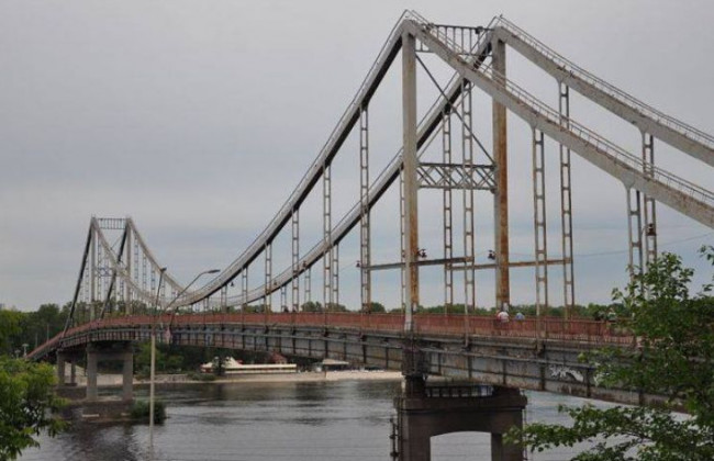 Впала з мосту в Дніпро: у Києві сталася НП