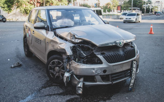 ДТП в центре Киева: столкнулись Volkswagen и Skoda службы такси Uber