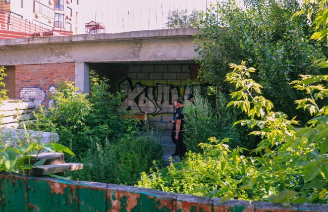 В киевской «заброшке» нашли труп мужчины: рядом с телом лежала записка