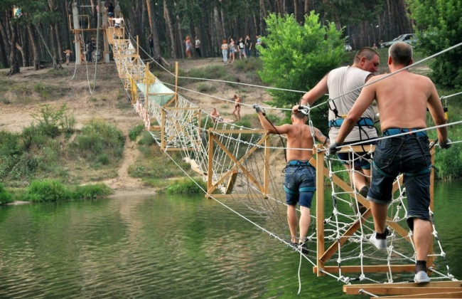 На харьковском пляже оборвался канатный мост с людьми, видео