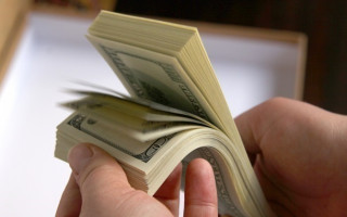 Слідчого Печерського управління поліції затримали під час отримання хабара в $2000