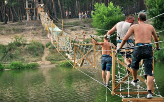 На харьковском пляже оборвался канатный мост с людьми, видео