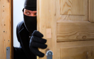 Зникли дорогі годинники і золоті злитки: стали відомі подробиці нападу на дім депутата під Києвом