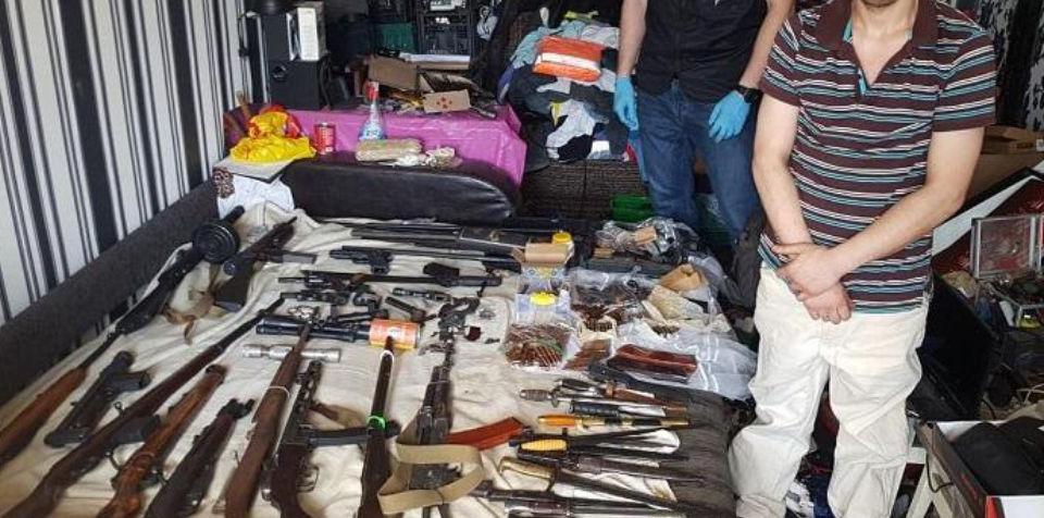 Арсенал оружия и наркотики: киевлян поразили убежищем в одной из квартир
