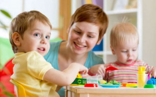 Стало известно, во сколько киевлянам обойдутся услуги няни