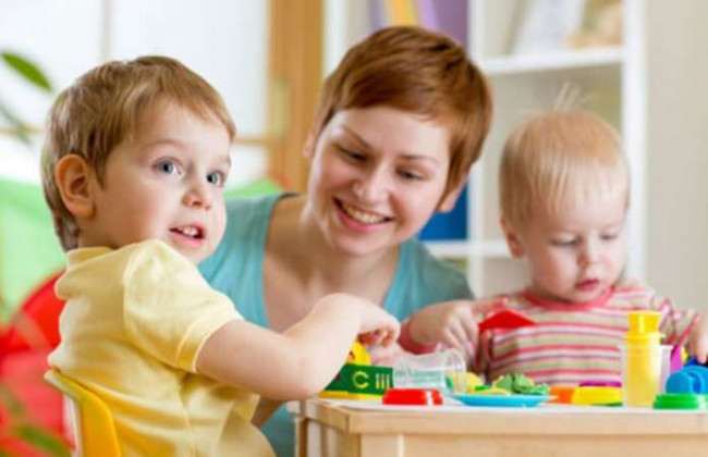 Стало известно, во сколько киевлянам обойдутся услуги няни