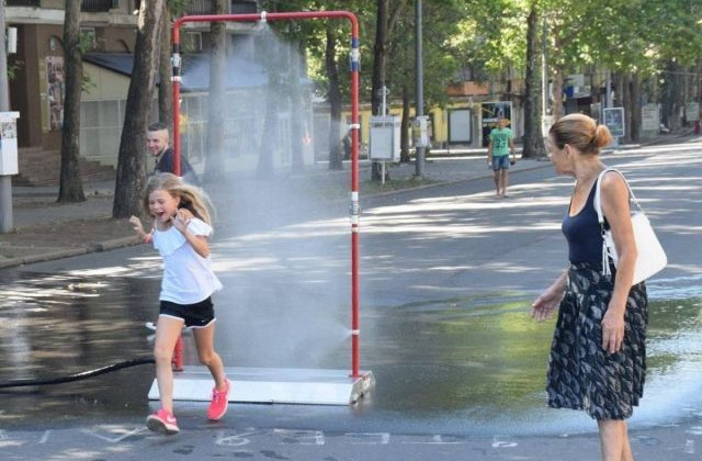 Аномальная жара: в Киеве установят охлаждающие рамки