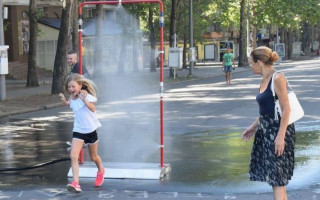Аномальная жара: в Киеве установят охлаждающие рамки