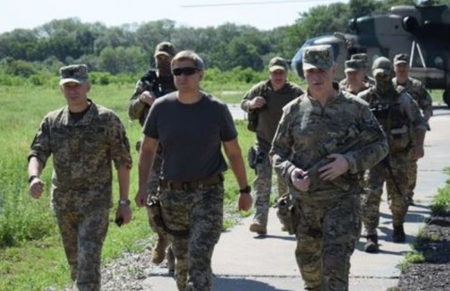 «Варта» нічого не варта: голова РНБО Данилюк протестував зброю і техніку в зоні військових дій