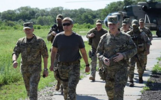 «Варта» нічого не варта: голова РНБО Данилюк протестував зброю і техніку в зоні військових дій