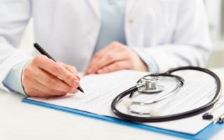 Украинцам массово не выплачивают больничные: что происходит