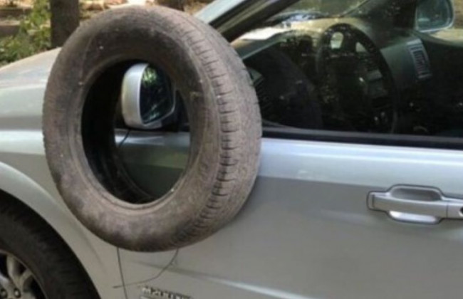 Поклали стару шину: кияни провчили «героя парковки»