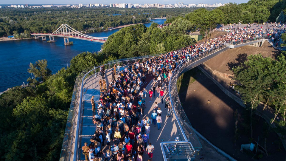 Стеклянный мост закрыли: есть подробности