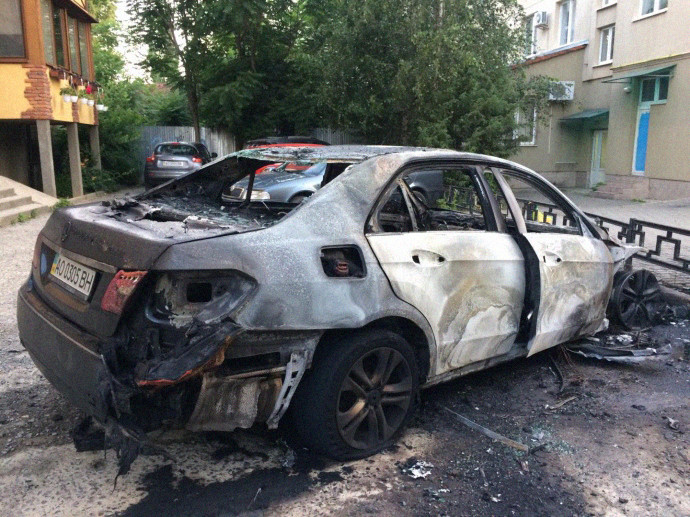 На Закарпатье сожгли дотла автомобиль экс-чиновника