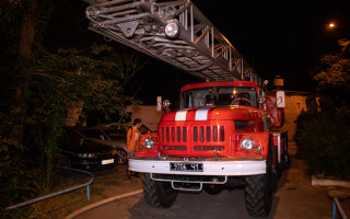 Мощный пожар в столичной многоэтажке: несколько балконов выгорели дотла