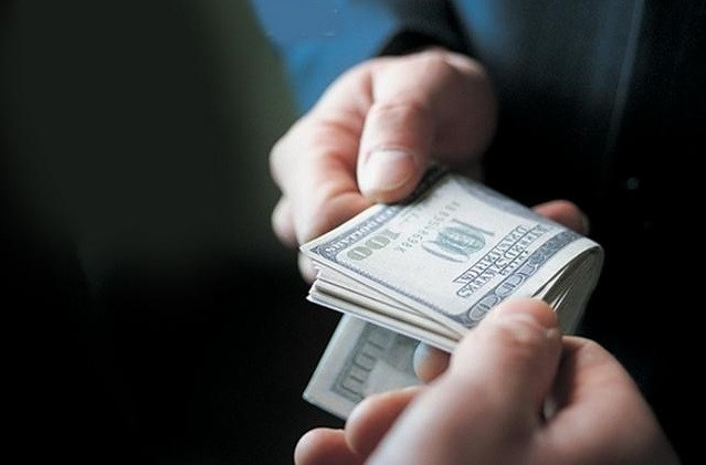 Погорел на взятке в $500: в Житомирской области задержали копа-вымогателя
