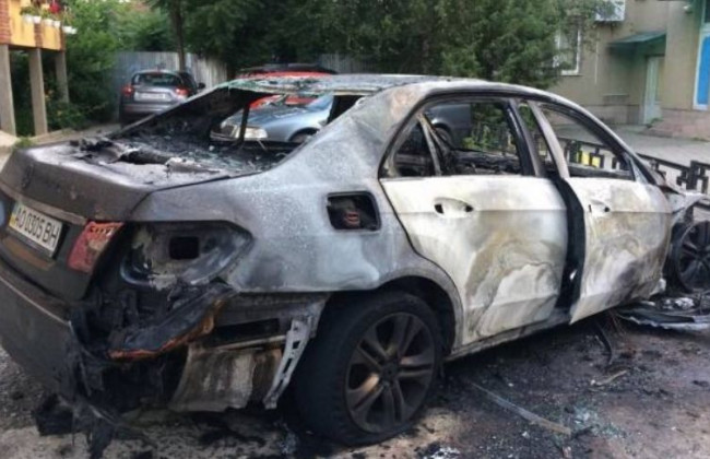 Автомобіль екс-чиновника дотла спалили в Ужгороді , є відео