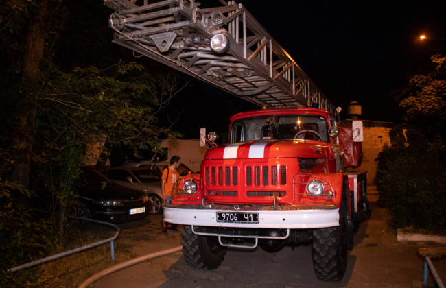 Мощный пожар в столичной многоэтажке: несколько балконов выгорели дотла