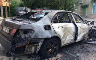 Автомобіль екс-чиновника дотла спалили в Ужгороді , є відео